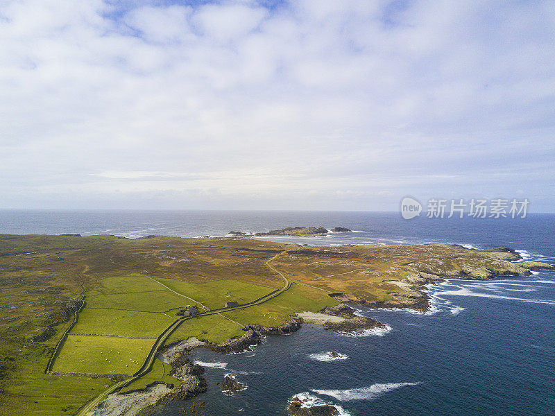 鸟瞰图Inishbofin，野生大西洋方式，Co. Galway，爱尔兰。